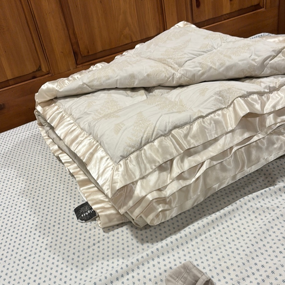 Pacific Coast Feather Co. King size Down Comforter - Picture 7 of 9